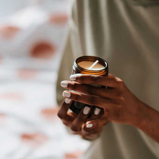 Bougie en cire de soja dans un verre, senteurs festives