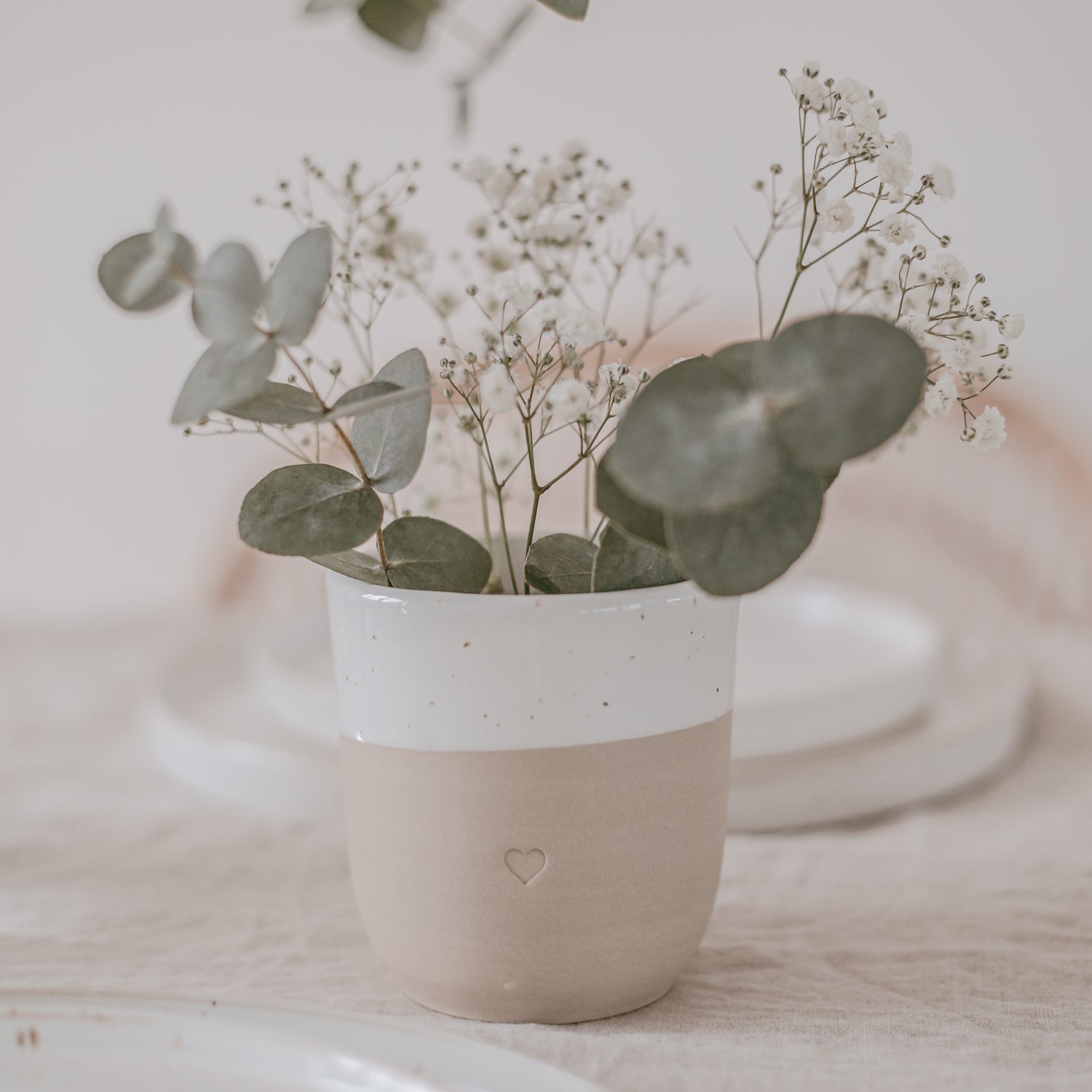 Becher Herz mit Eucalyptus und Trockenblumen darin