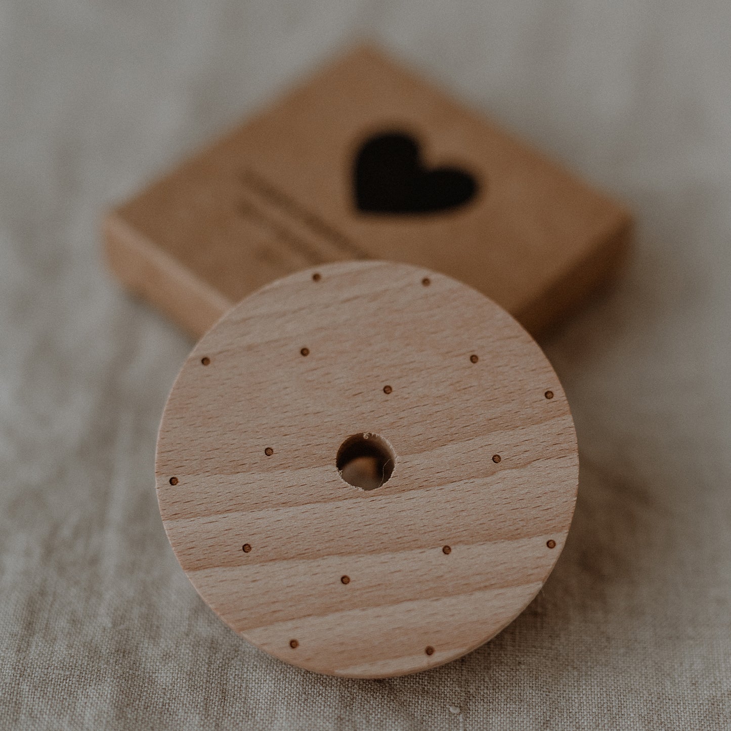 Holzdeckel für hohes Trinkglas mit Loch für Strohhalm mit kleinen Punkten eingraviert.