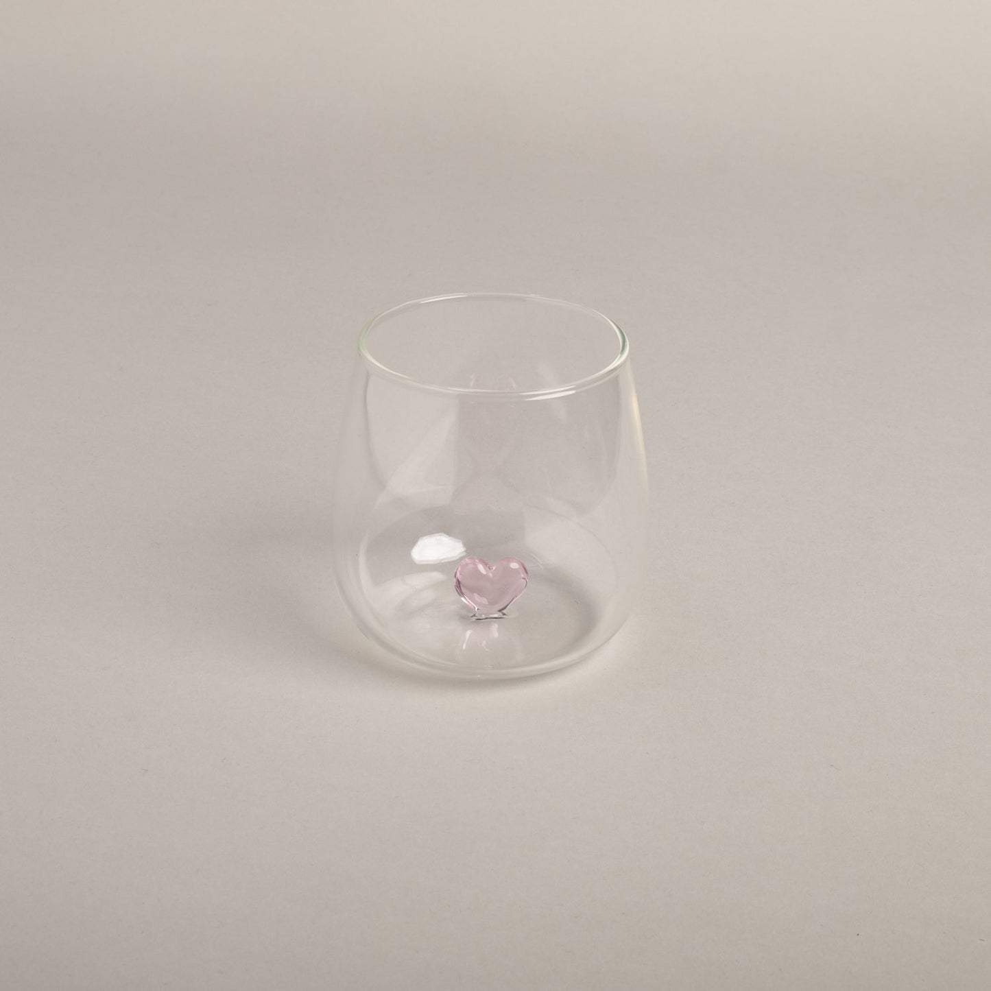 Verre à boire en forme de cœur rose