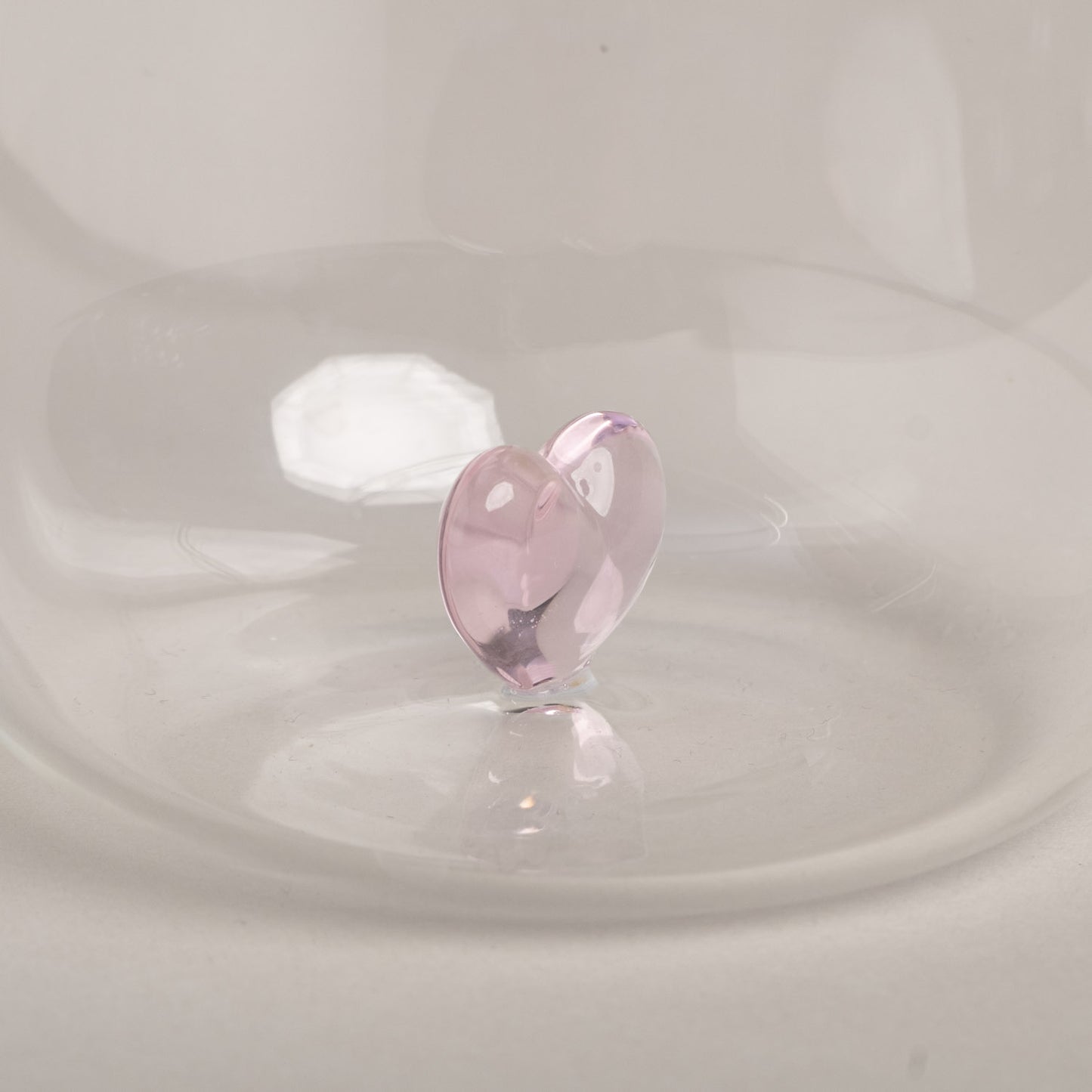 Verre à boire en forme de cœur rose