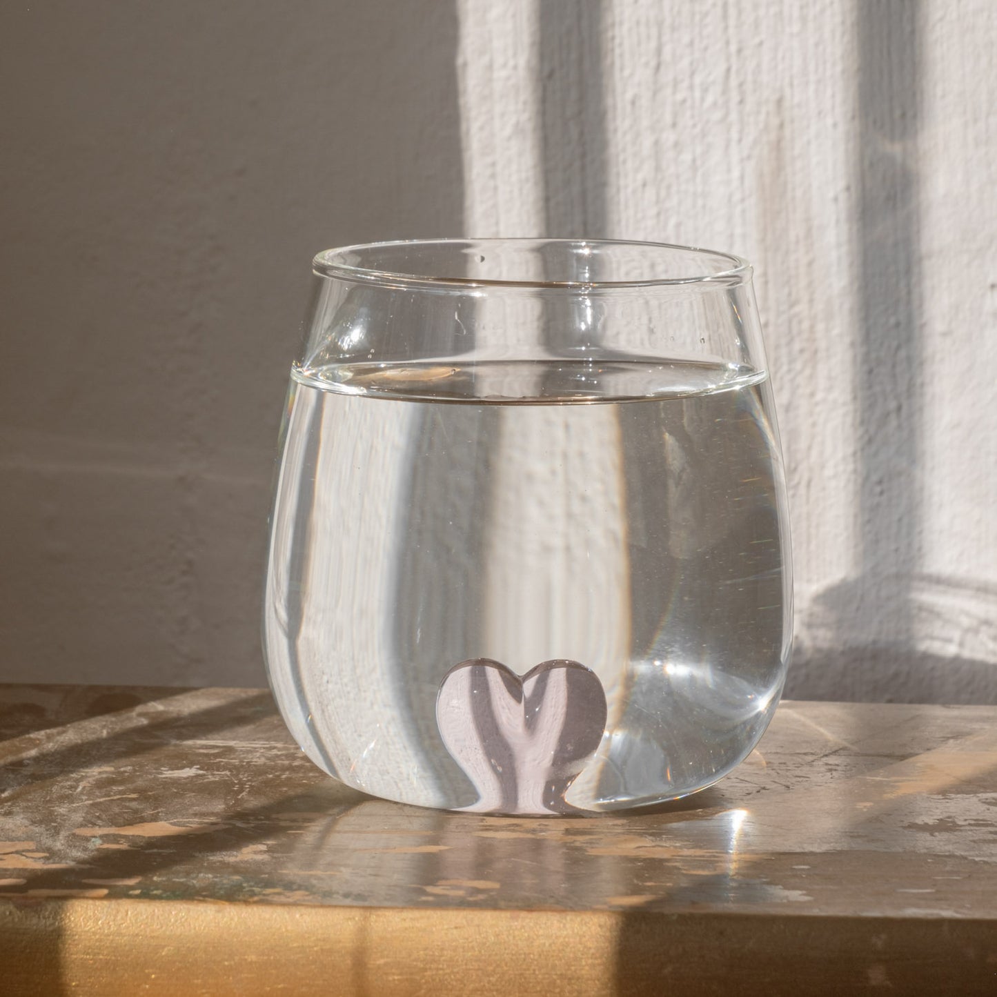 Verre à boire en forme de cœur rose