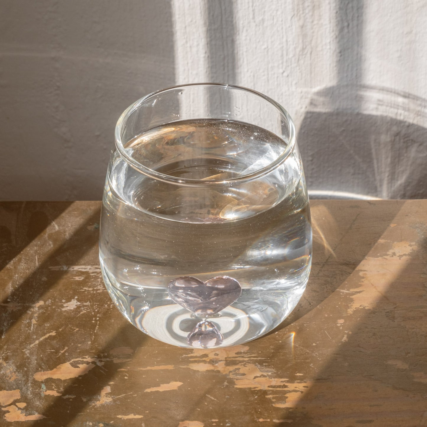 Verre à boire en forme de cœur rose