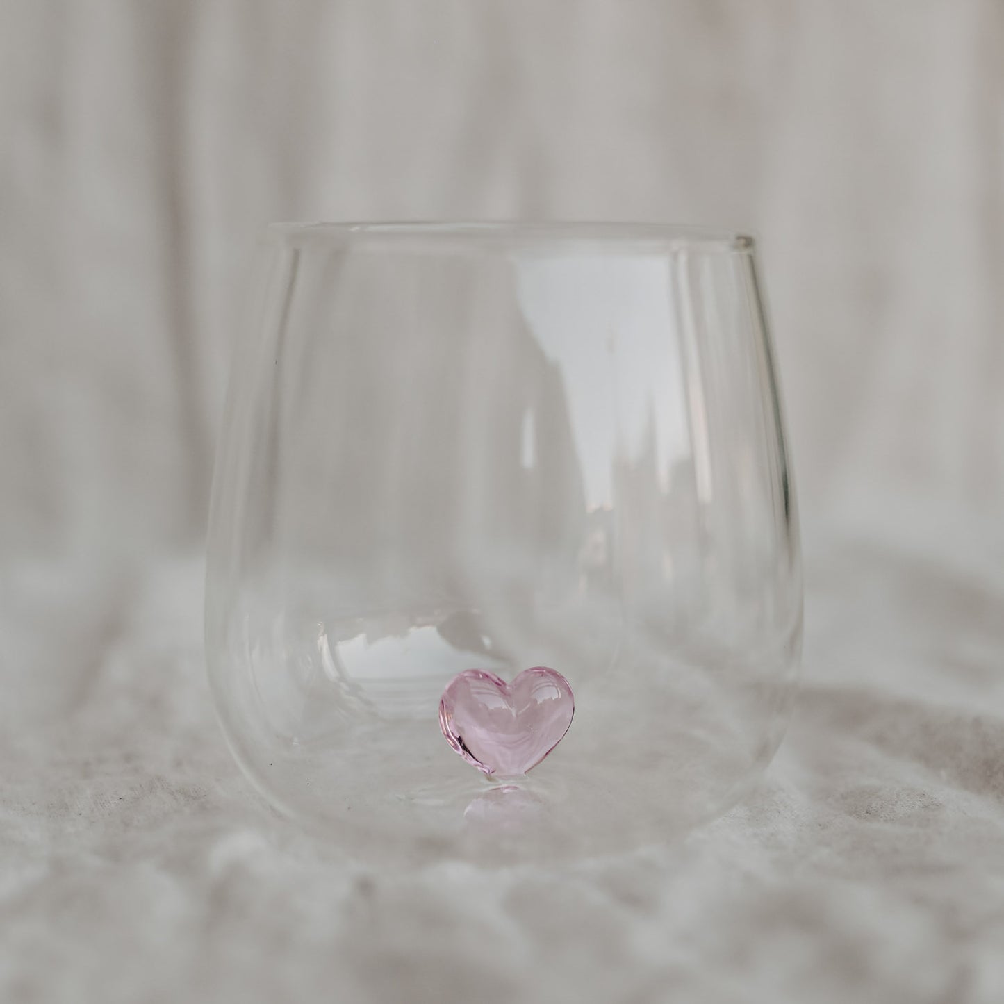 Verre à boire en forme de cœur rose