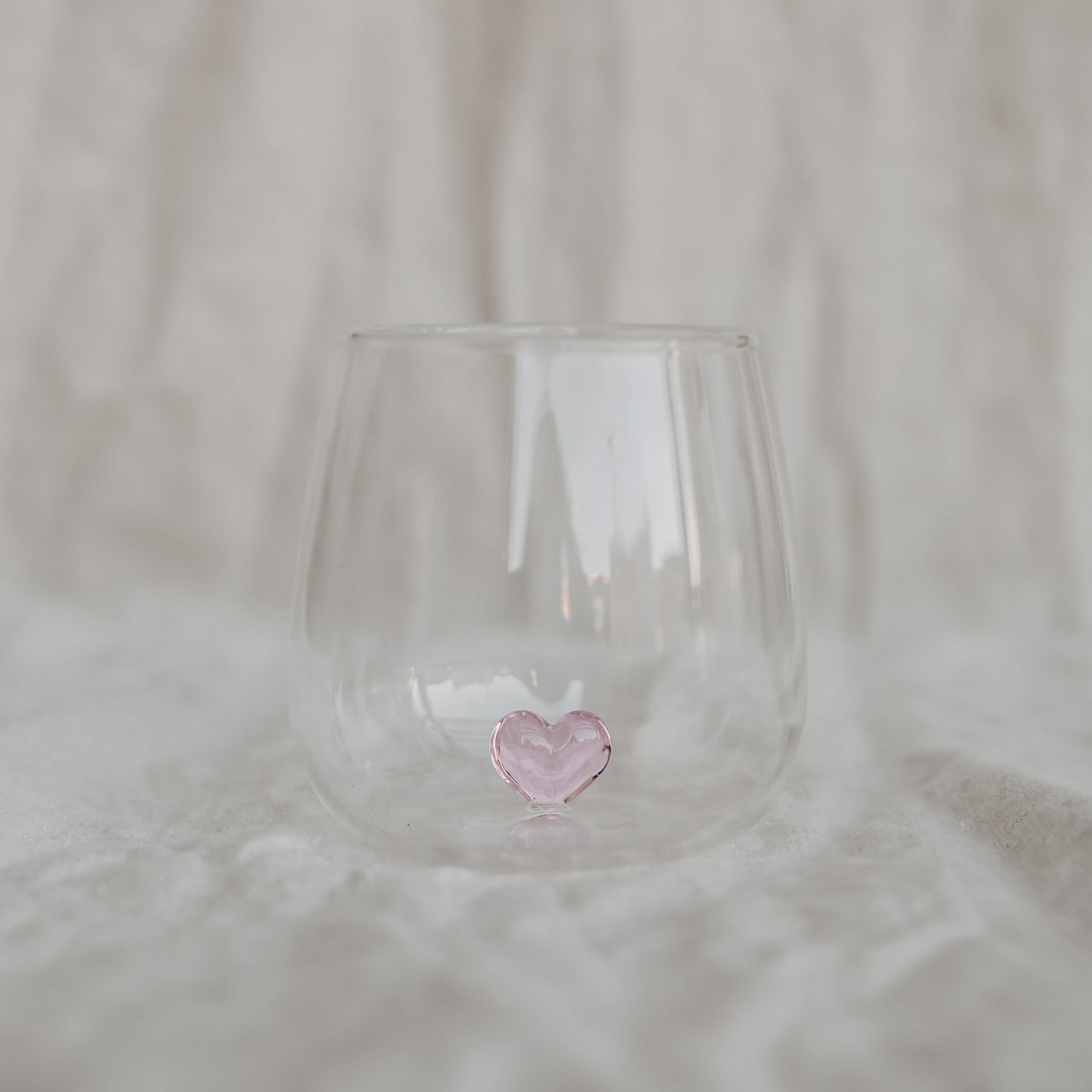 Verre à boire en forme de cœur rose