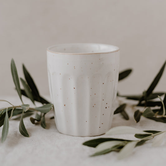 Becher Colina mit Trockenblumen im Hintergrund