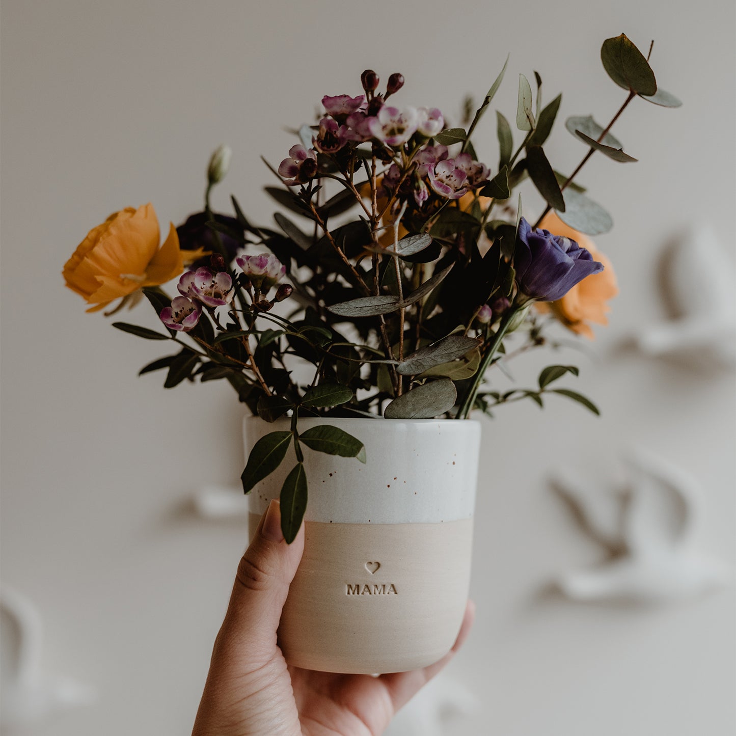 Becher Mama mit Blumenstrauss in Hand